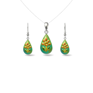 Delicate Chalcedony Pendant Set with Kundan Work